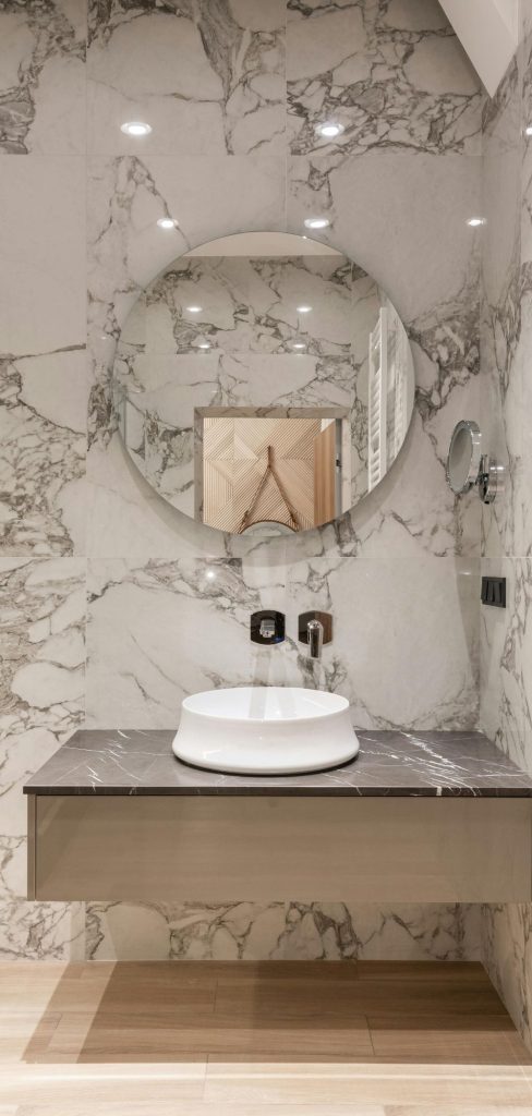 11 Minimalist Bathroom Wall Decor Ideas for a Clean, Calm Space