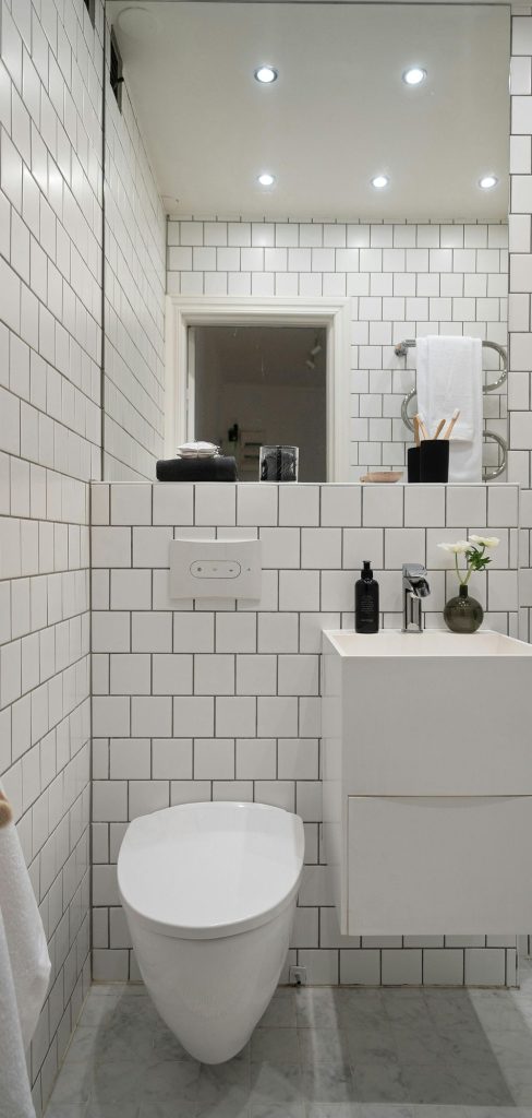 12 Small Bathroom Wall Decor Ideas That Make a Big Impact